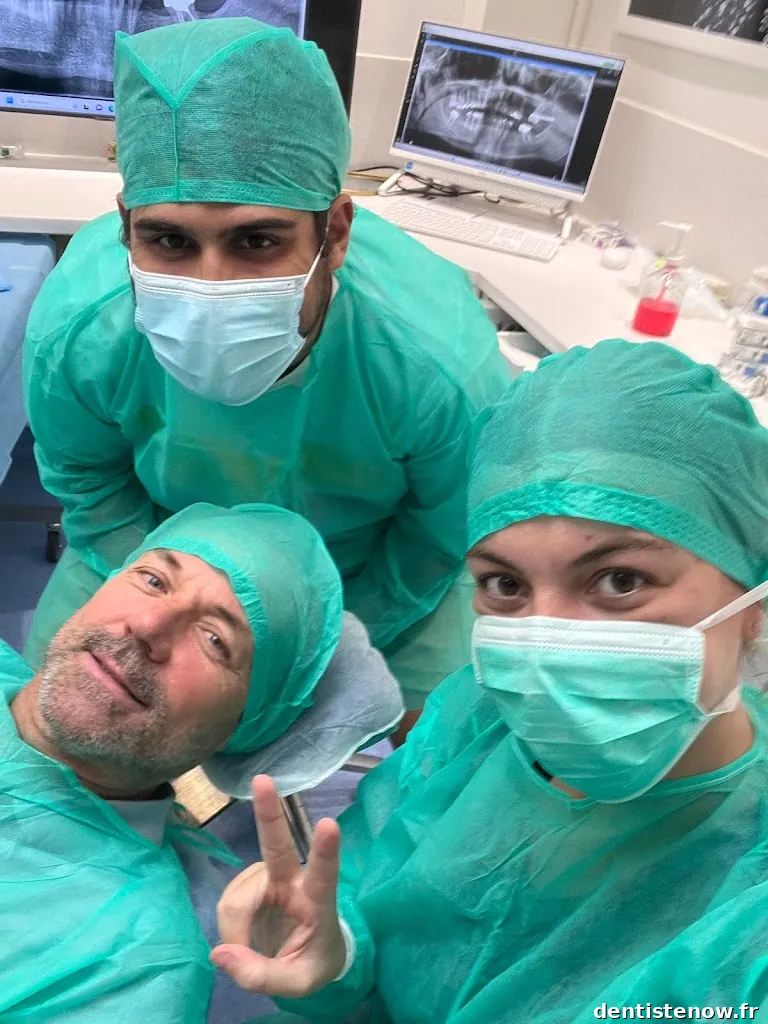 Dr Alejandro COCH - implantologie | Cobat Cabinet Dentaire