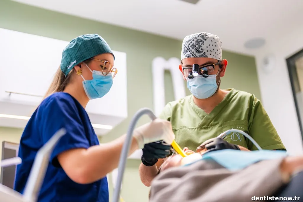 Dr Maxime Derisquebourg - Chirurgien dentiste - Parodontologie et Esthétique