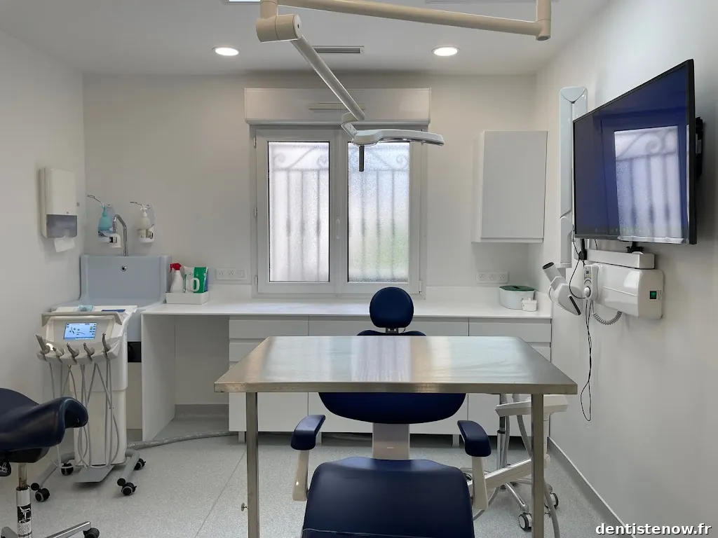 Docteur Valérie SCHOM - Parodontologie / Implants Dentaires / Prothèses dentaires