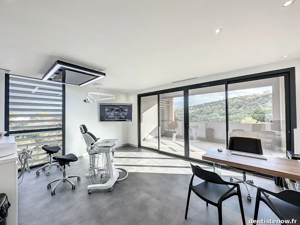 Dr Raphaël ADROGUER / Chirurgien-Dentiste