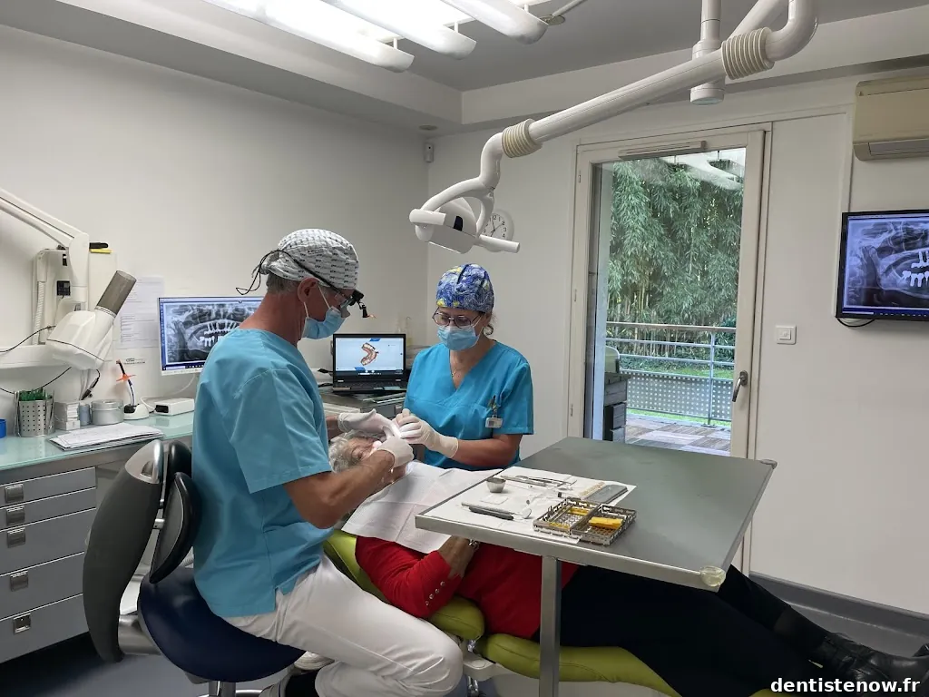 Dr François Salut chirurgien